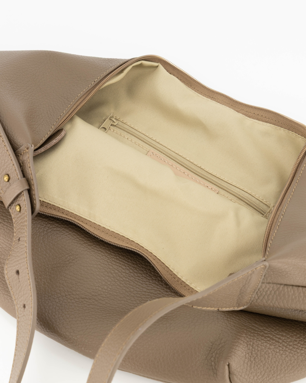 Binnenkant van de Teatro Parma ClassicGrain in Taupe met ritsvakje