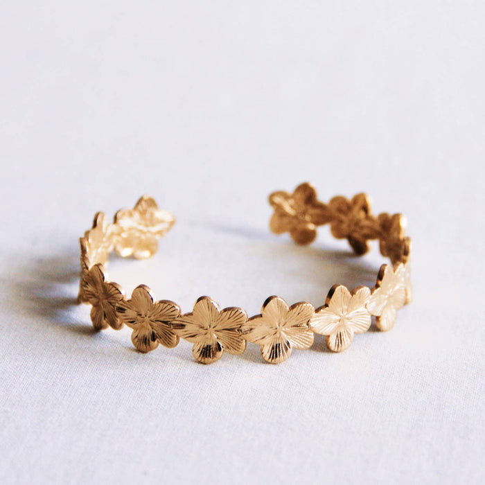 Gouden armband met bloemen