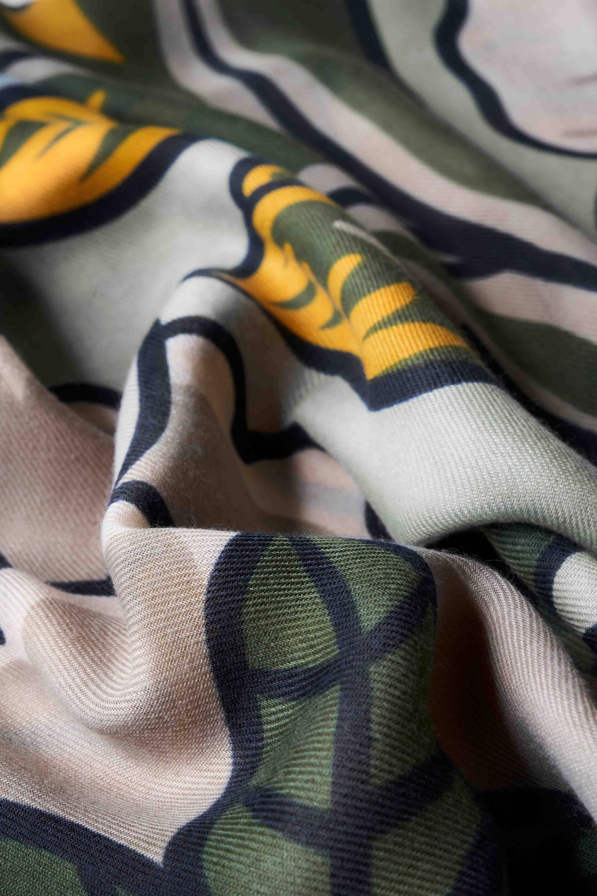Sjaal met wilde bloemen en print