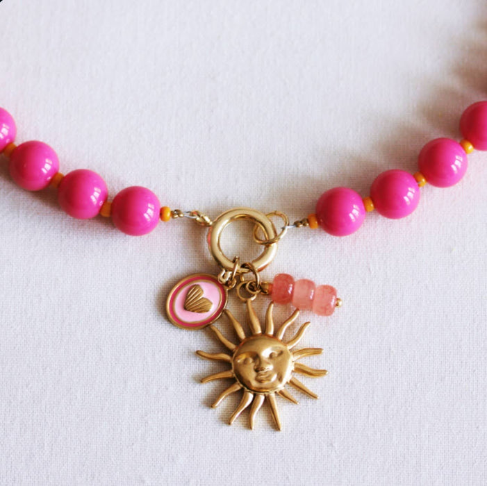 Kralenketting met Miyuki-kraaltjes en bedeltjes - fuchsia/oranje
