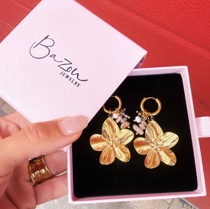 Oorbellen met een cluster van edelstenen en bloem - nude