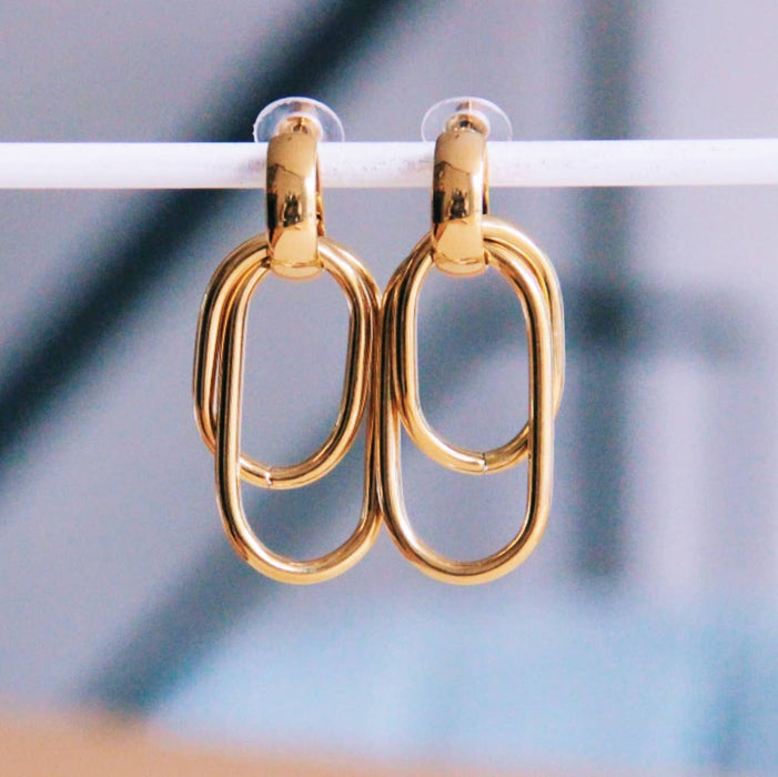 Statement oorbel 'klassiek gedurfd'