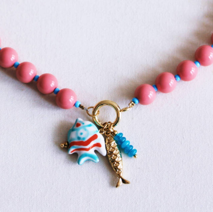 Kralenketting met Miyuki-kraaltjes met bedeltjes - koraal/blauw