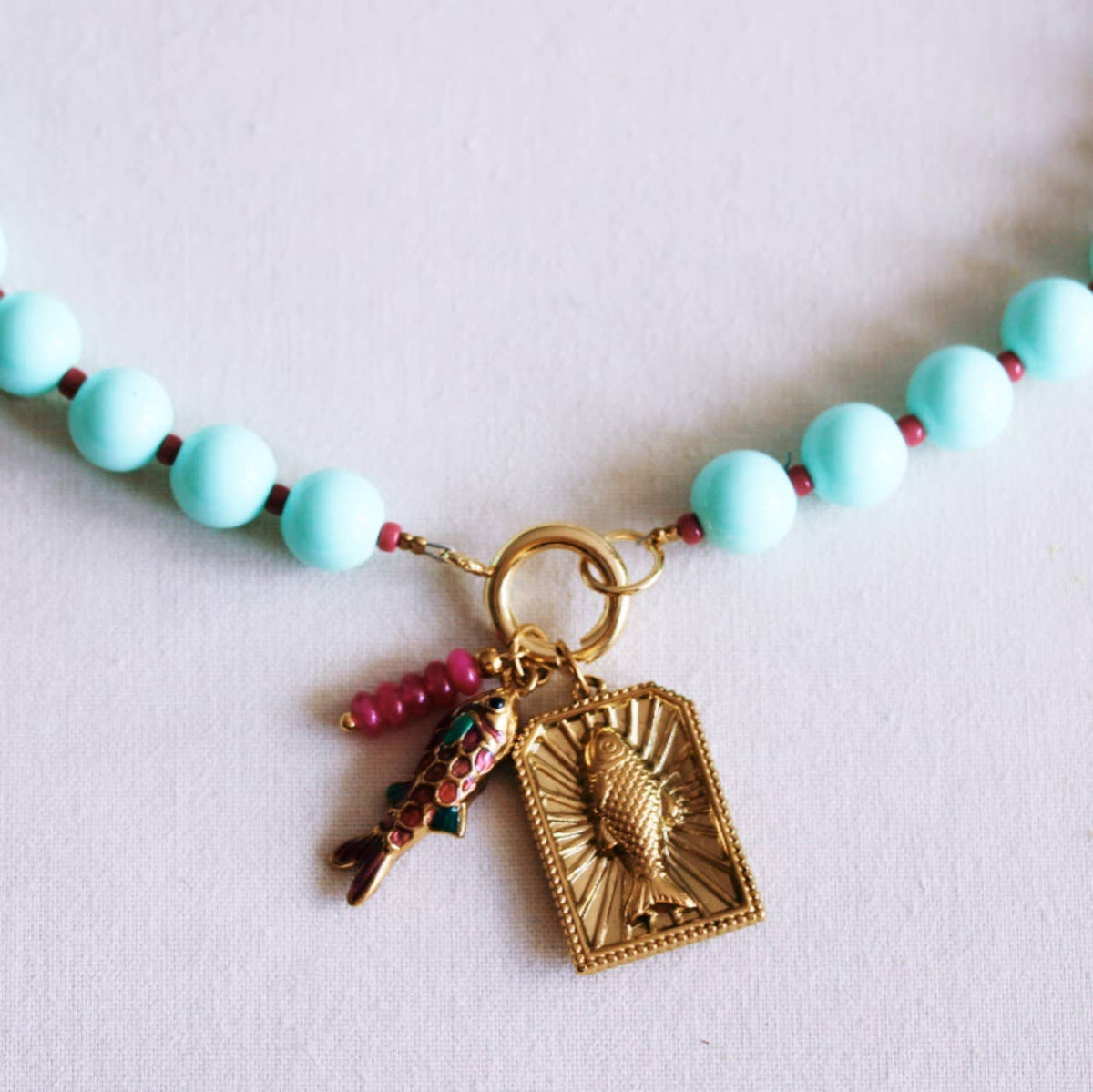 Kralenketting met Miyuki-kraaltjes en bedeltjes - mint/cerise