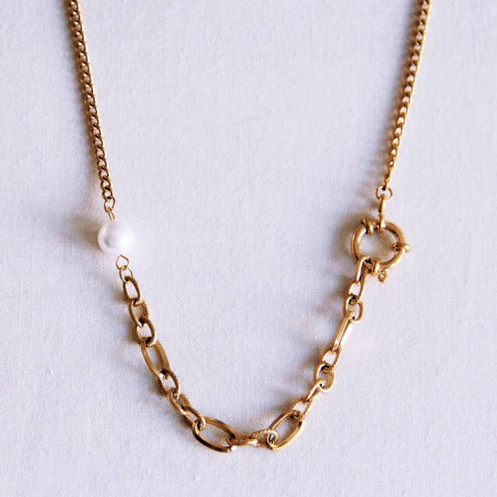 Schakelketting met ronde sluiting, parel en versierde schakels