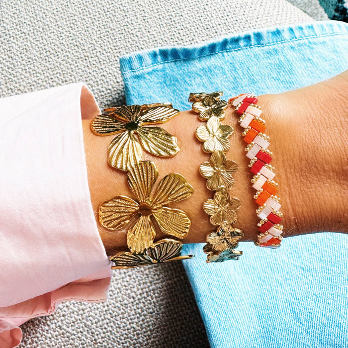 Gouden armband met bloemen