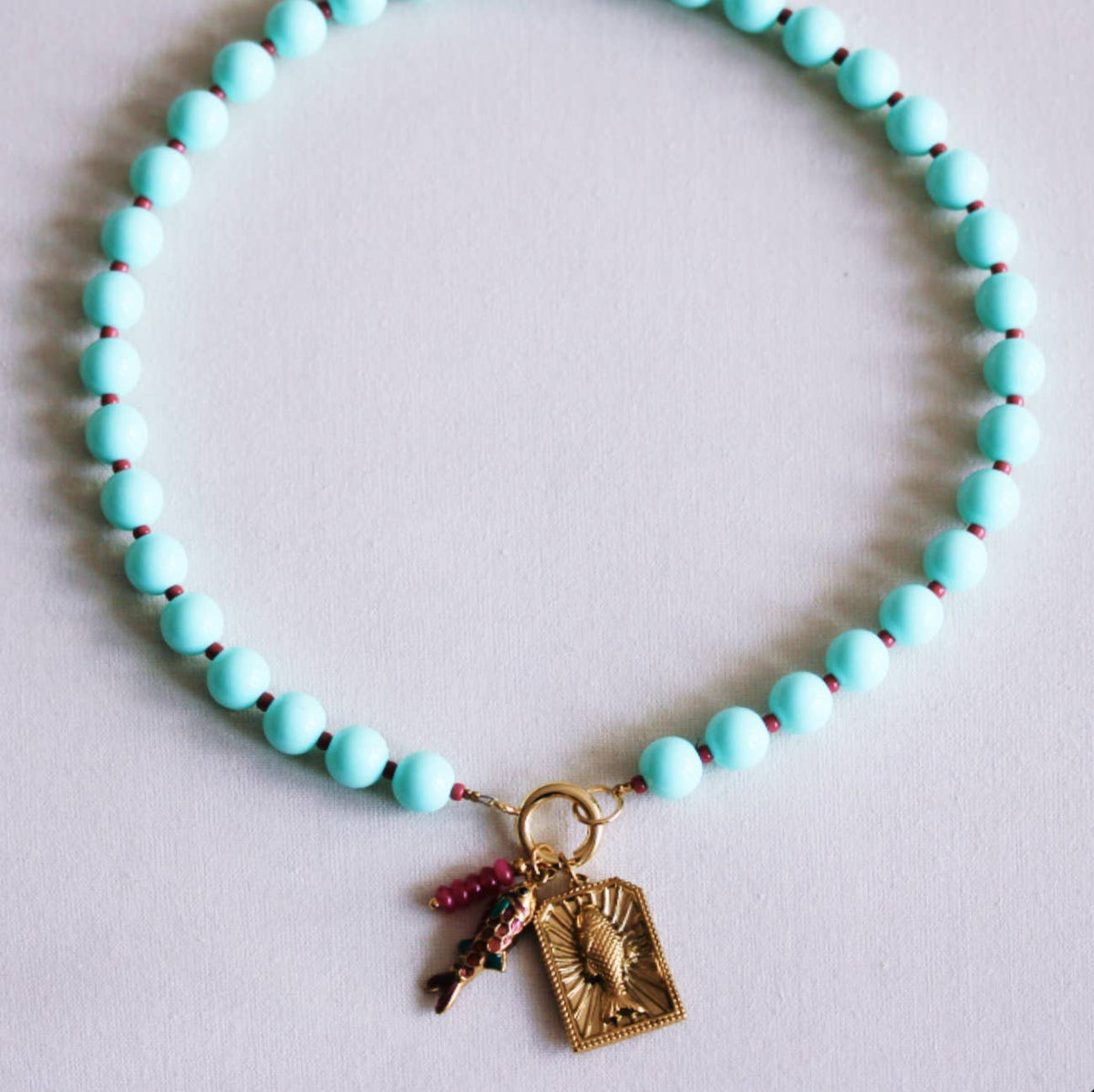 Kralenketting met Miyuki-kraaltjes en bedeltjes - mint/cerise
