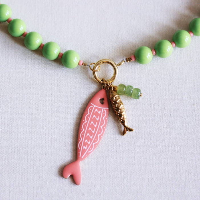Kralenketting met Miyuki-kralen en bedels - groen/zalmkleurig