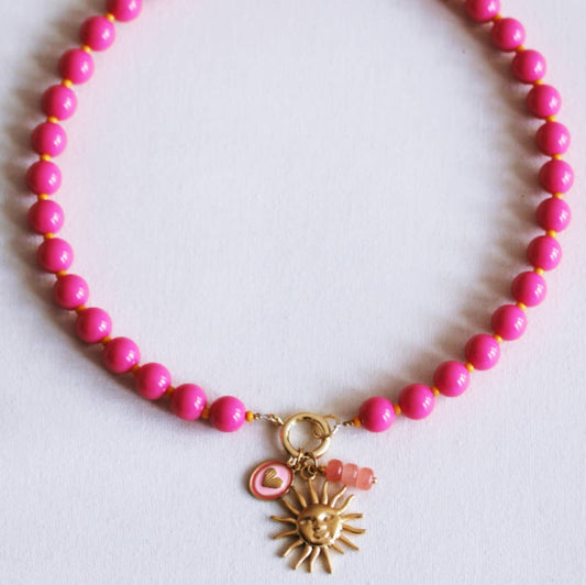 Kralenketting met Miyuki-kraaltjes en bedeltjes - fuchsia/oranje