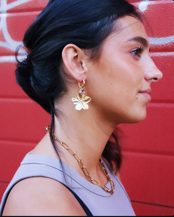 Oorbellen met een cluster van edelstenen en bloem - nude